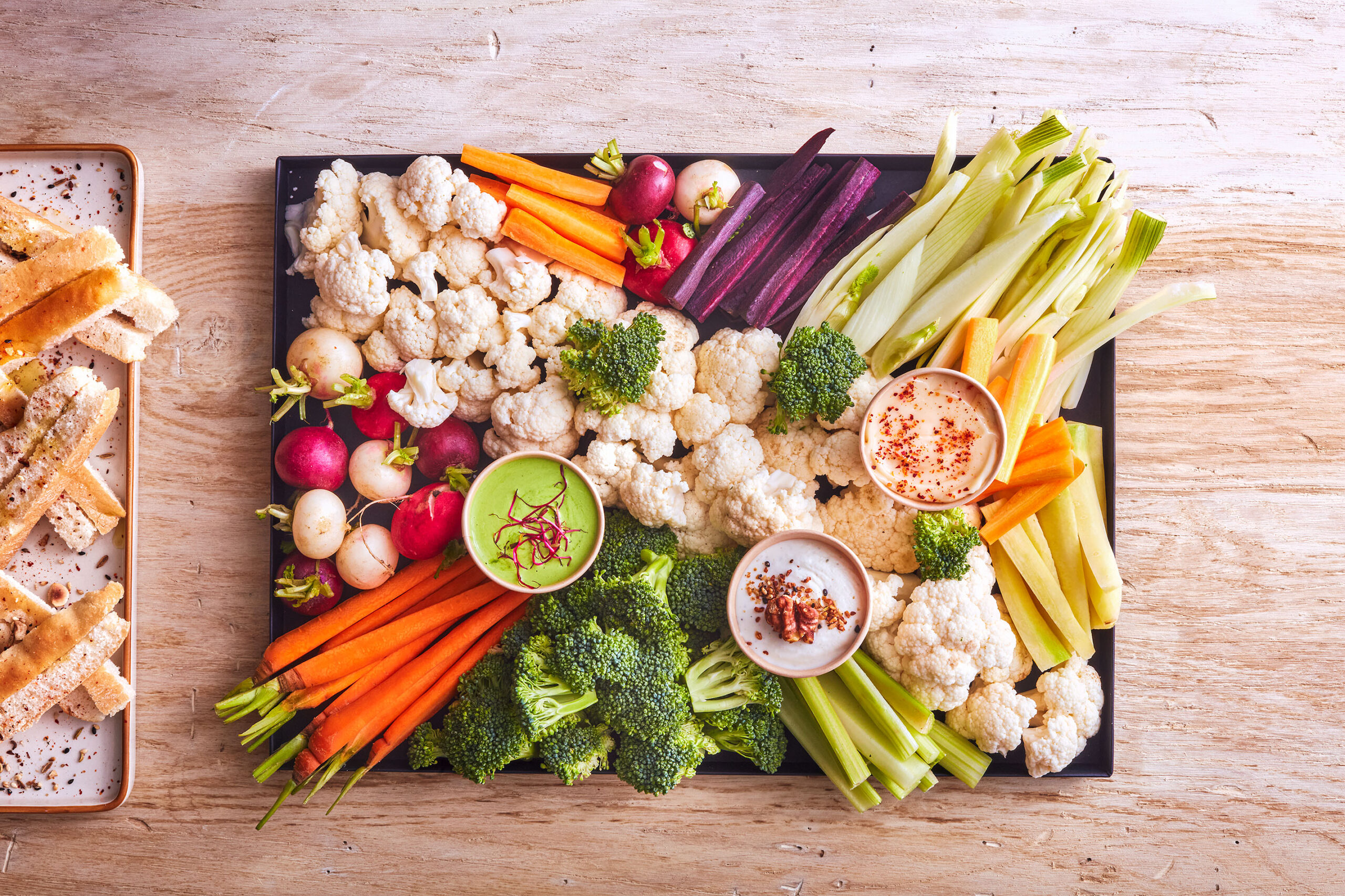 Planche de crudités de saison et ses trois sauces, traiteur Le Colibri Paris