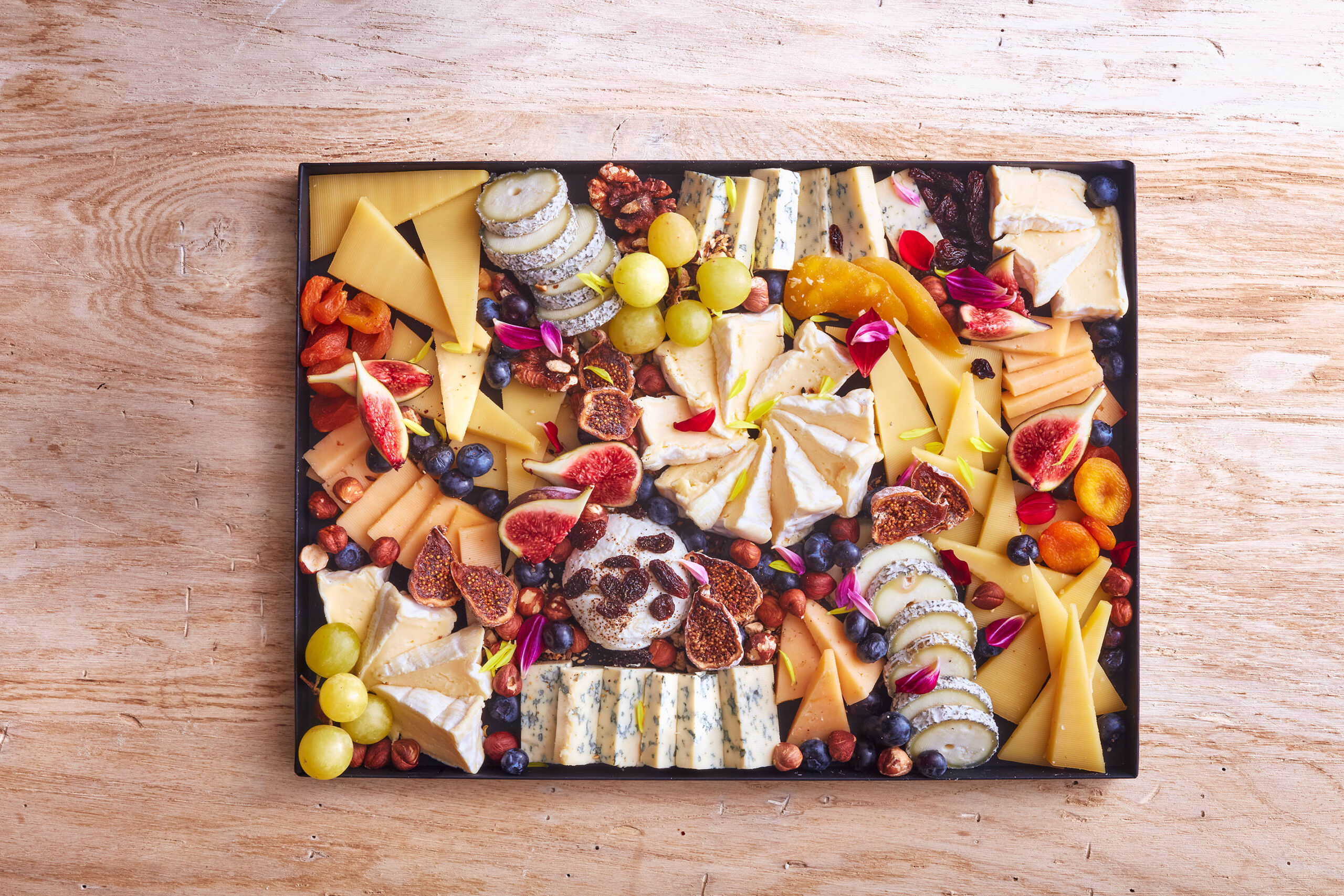 Planche de fromages affinés avec fruits secs et figues, traiteur Le Colibri Paris